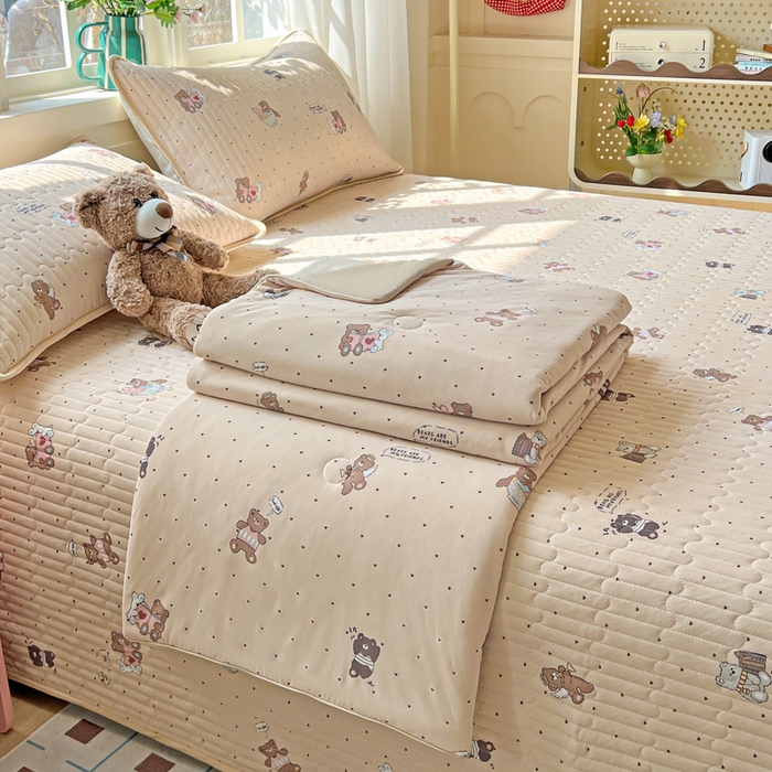 91家纺网 家纺一手货源 找家纺 卡普家居 2026新款A类锦氨凉感印花夏被 软糖小熊