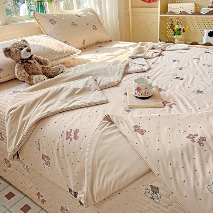 91家纺网 家纺一手货源 找家纺 卡普家居 2026新款A类锦氨凉感印花夏被 软糖小熊