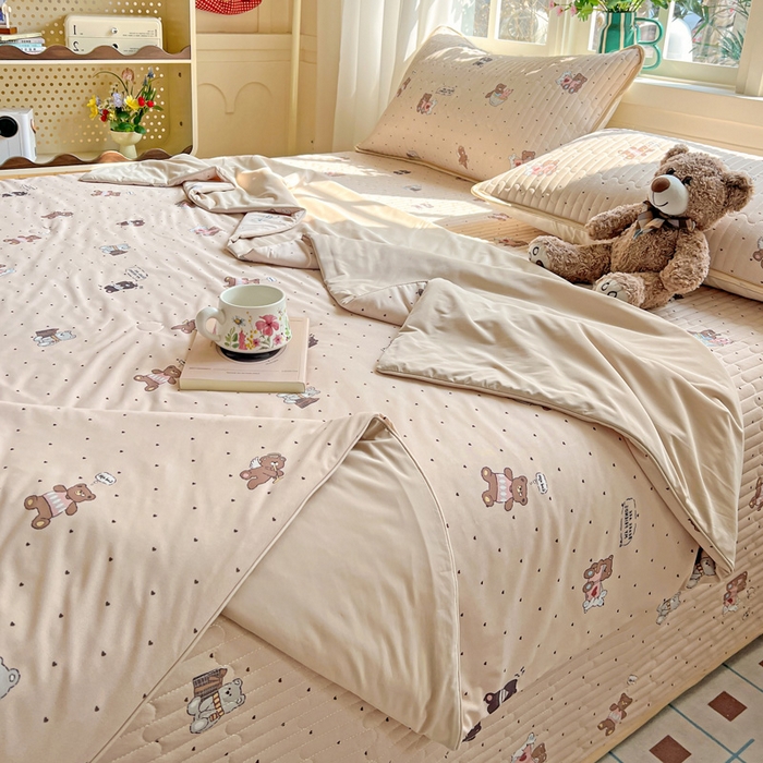 91家纺网 家纺一手货源 找家纺 卡普家居 2026新款A类锦氨凉感印花夏被 软糖小熊