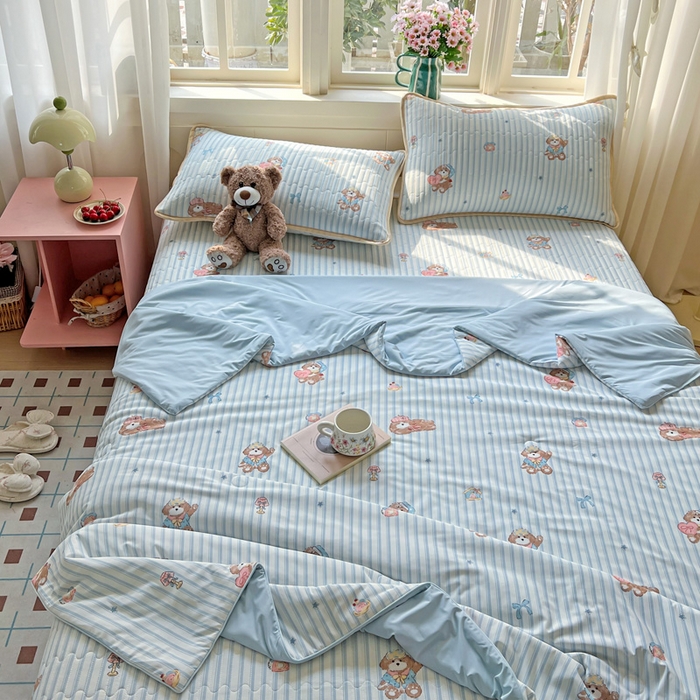 91家纺网 家纺一手货源 找家纺 卡普家居 2026新款A类锦氨凉感印花夏被 条纹熊