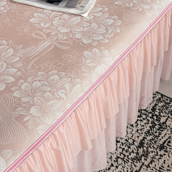 91家纺网 家纺一手货源 找家纺 家之硕家纺 2026春夏新款凉感提花床裙款凉席席子 百合捧花--粉