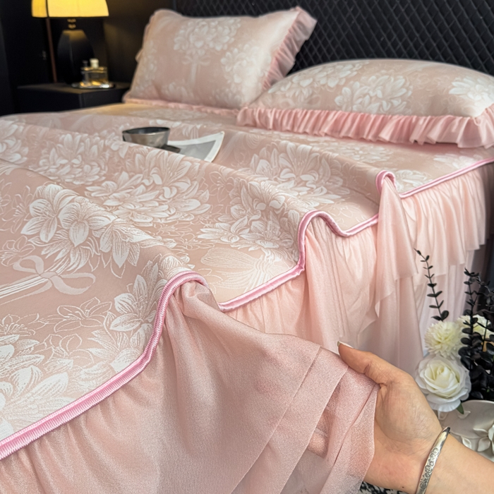 91家纺网 家纺一手货源 找家纺 家之硕家纺 2026春夏新款凉感提花床裙款凉席席子 百合捧花--粉