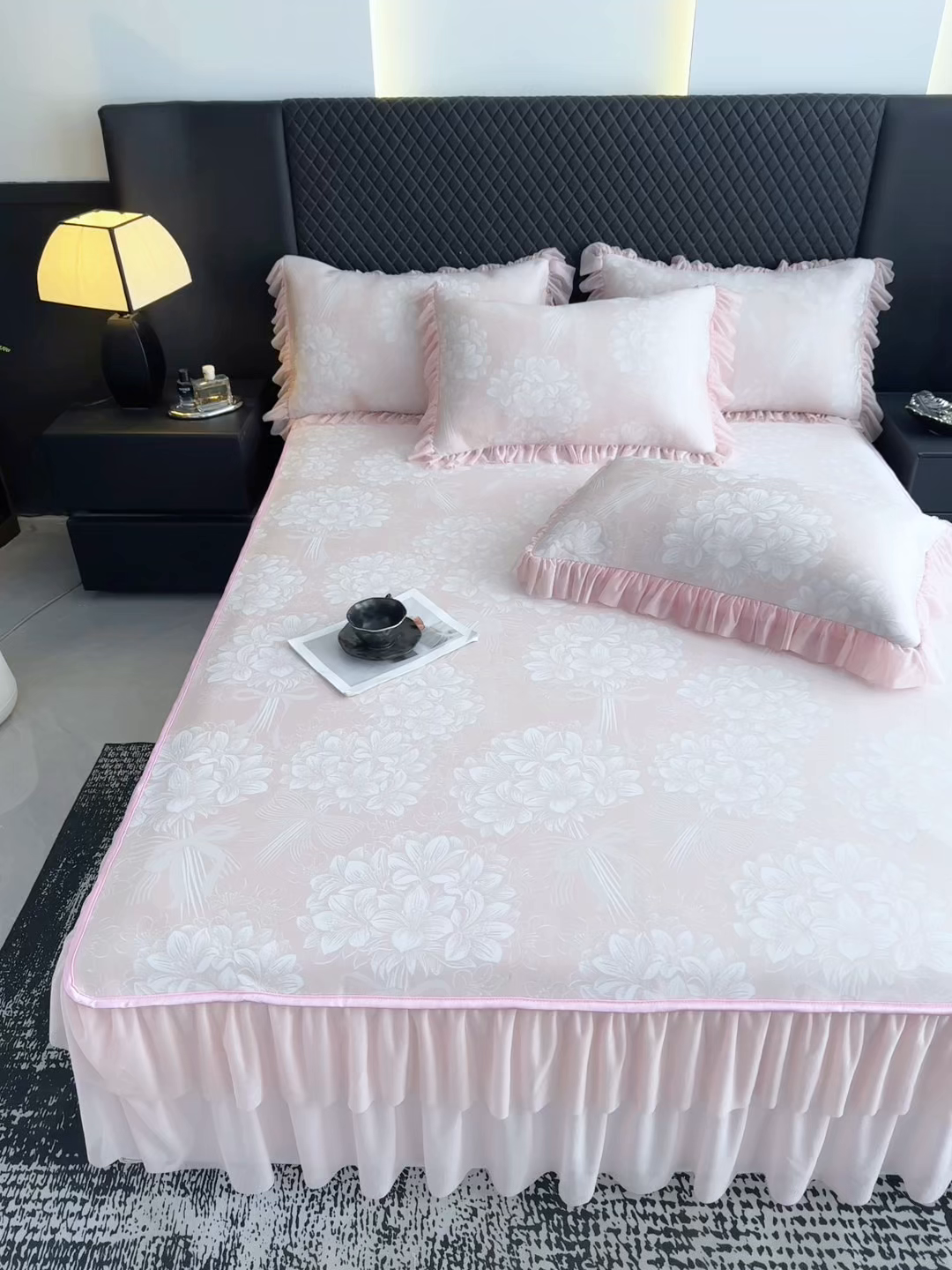 91家纺网 家纺一手货源 找家纺 家之硕家纺 2026春夏新款凉感提花床裙款凉席席子 百合捧花--粉