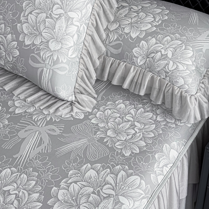 91家纺网 家纺一手货源 找家纺 家之硕家纺 2026春夏新款凉感提花床裙款凉席席子 百合捧花--浅灰