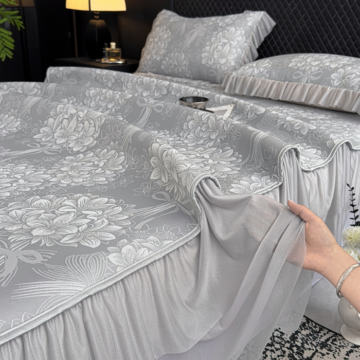 91家纺网 家纺一手货源 找家纺 家之硕家纺 2026春夏新款凉感提花床裙款凉席席子 百合捧花--浅灰