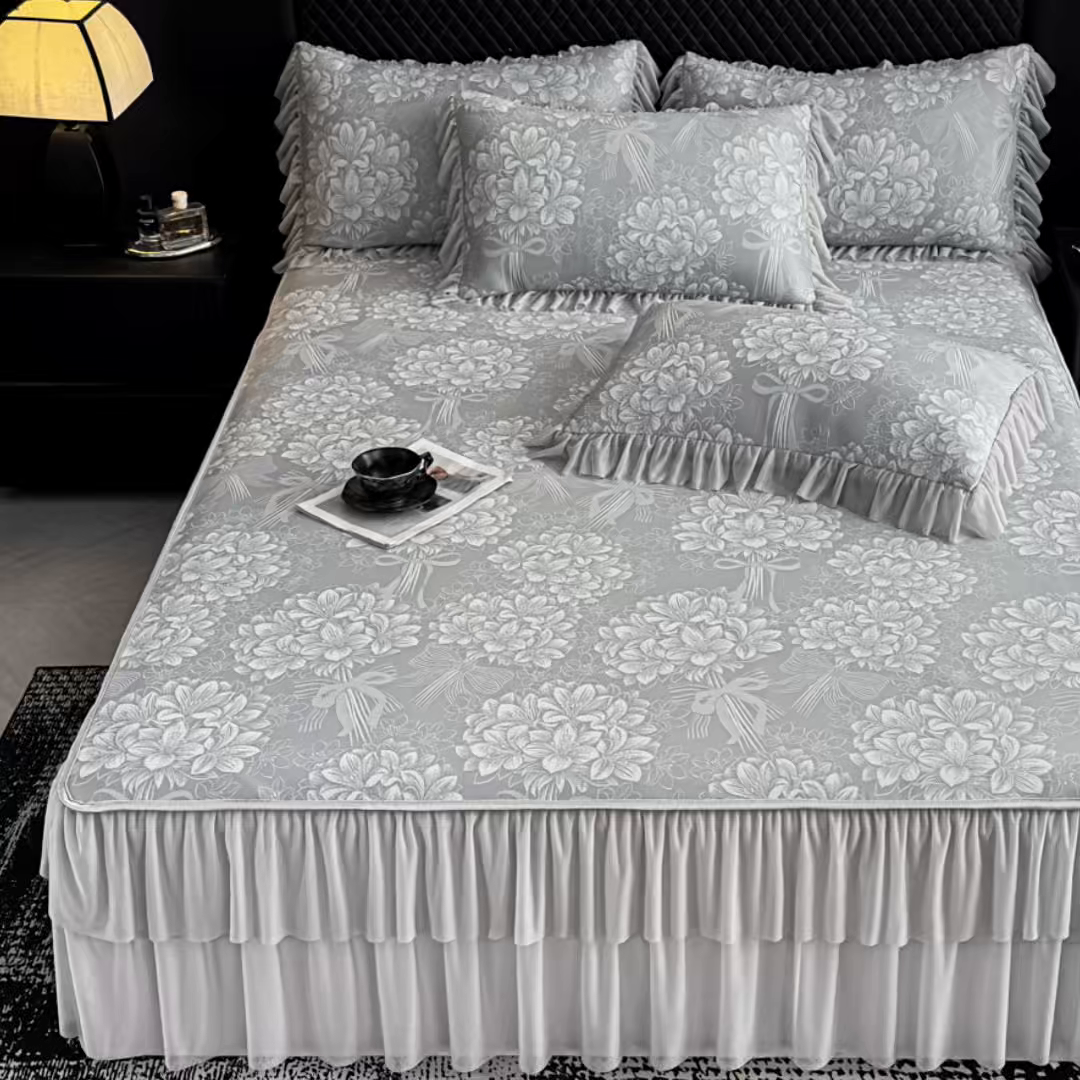 91家纺网 家纺一手货源 找家纺 家之硕家纺 2026春夏新款凉感提花床裙款凉席席子 百合捧花--浅灰