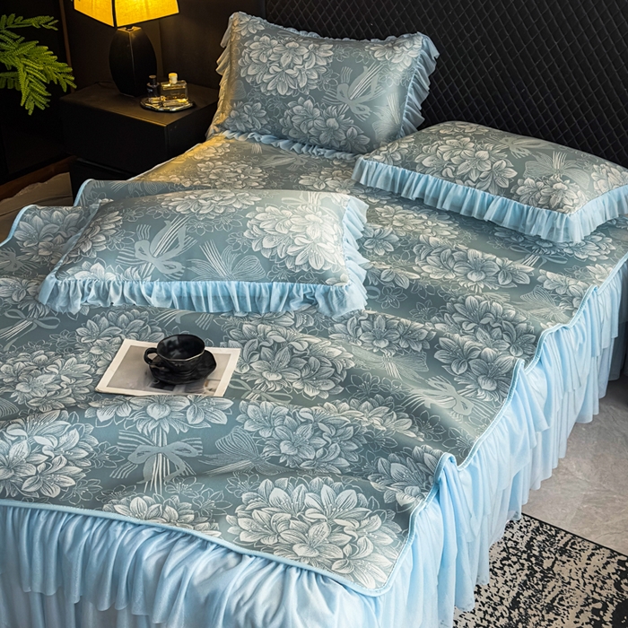 91家纺网 家纺一手货源 找家纺 家之硕家纺 2026春夏新款凉感提花床裙款凉席席子 百合捧花--深蓝