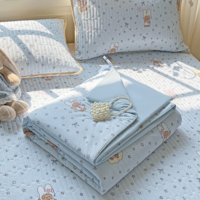 91家纺网 家纺一手货源 找家纺 卡普家居 2026新款A类锦氨凉感印花单床盖凉席 萌兔星愿