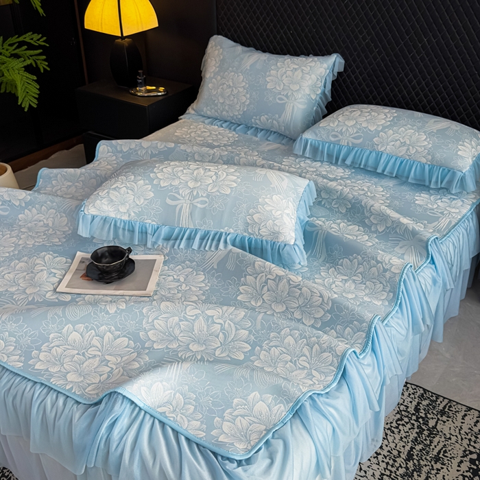 91家纺网 家纺一手货源 找家纺 家之硕家纺 2026春夏新款凉感提花床裙款凉席席子 百合捧花--天蓝