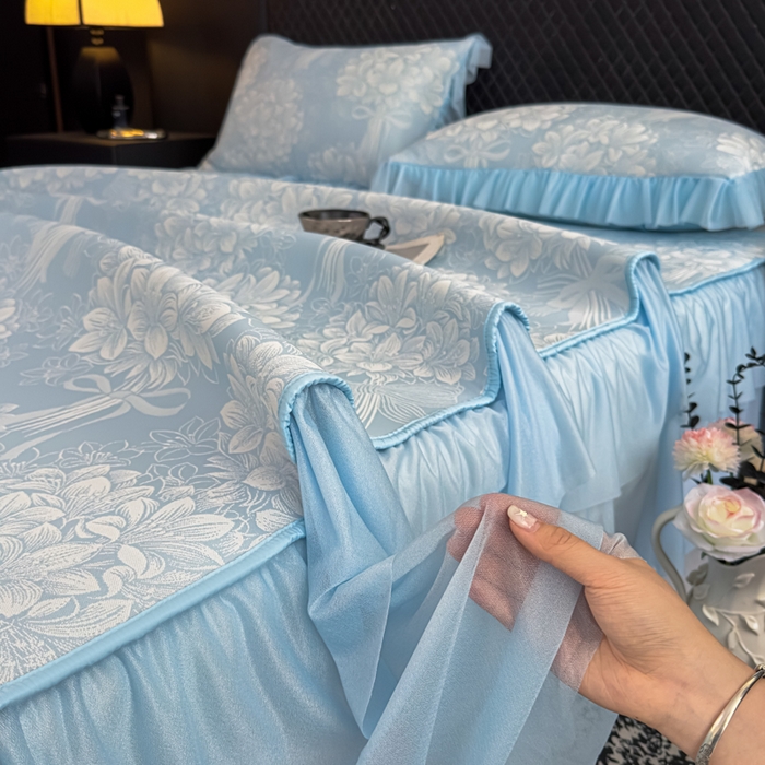 91家纺网 家纺一手货源 找家纺 家之硕家纺 2026春夏新款凉感提花床裙款凉席席子 百合捧花--天蓝