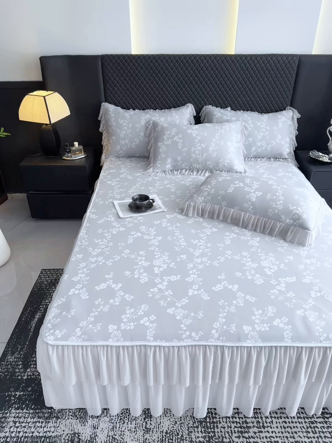 91家纺网 家纺一手货源 找家纺 家之硕家纺 2026春夏新款凉感提花床裙款凉席席子 蔷薇玫瑰--深灰