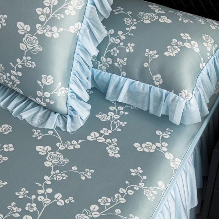 91家纺网 家纺一手货源 找家纺 家之硕家纺 2026春夏新款凉感提花床裙款凉席席子 蔷薇玫瑰--深蓝