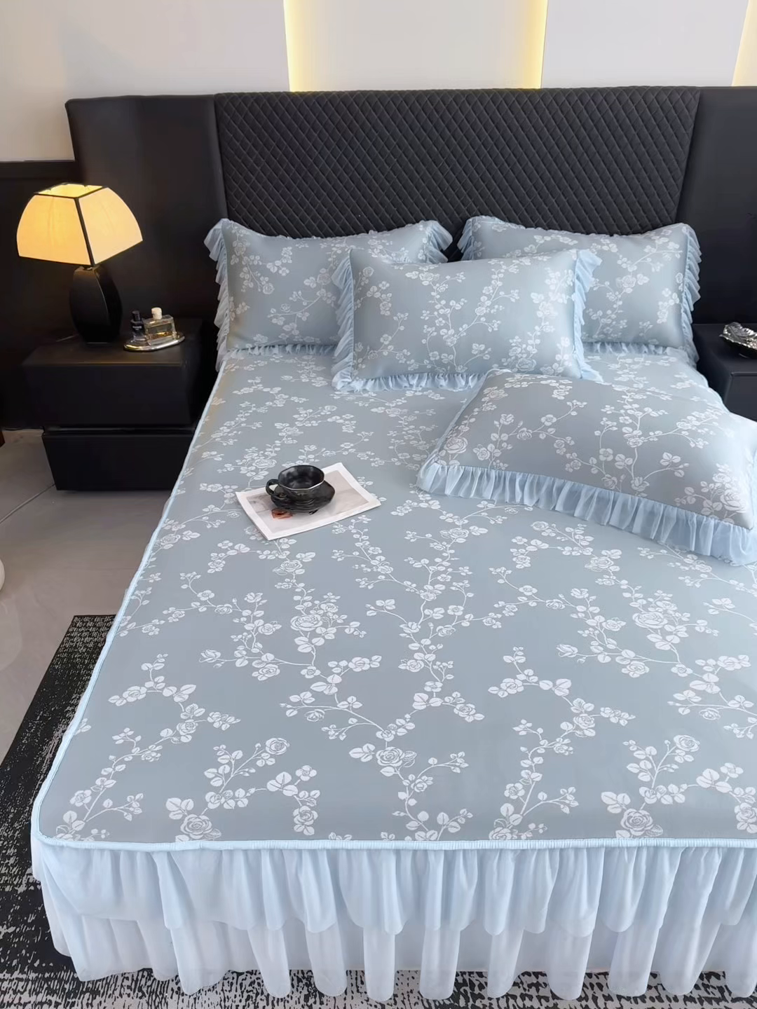 91家纺网 家纺一手货源 找家纺 家之硕家纺 2026春夏新款凉感提花床裙款凉席席子 蔷薇玫瑰--深蓝