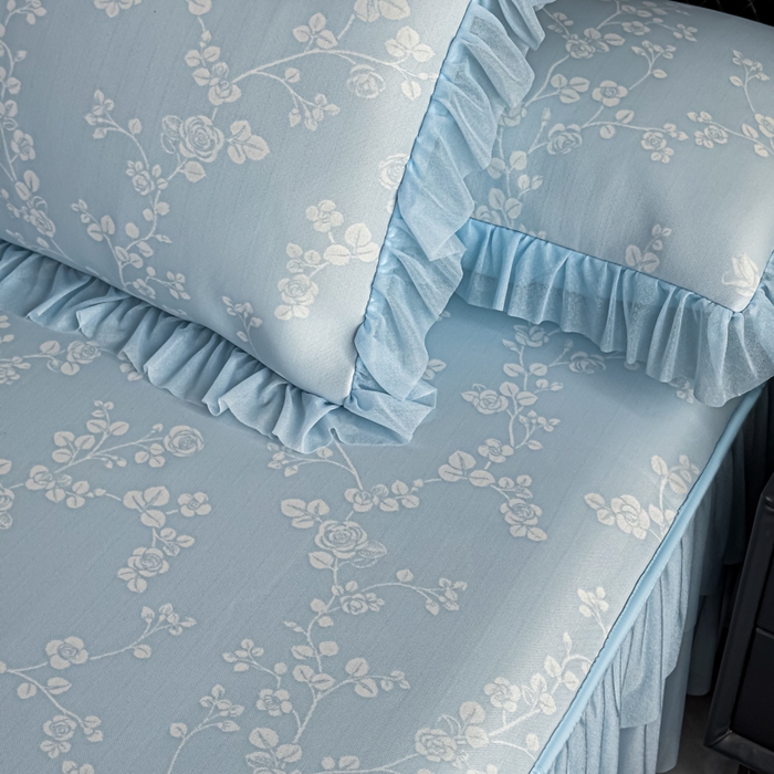 91家纺网 家纺一手货源 找家纺 家之硕家纺 2026春夏新款凉感提花床裙款凉席席子 蔷薇玫瑰--天蓝