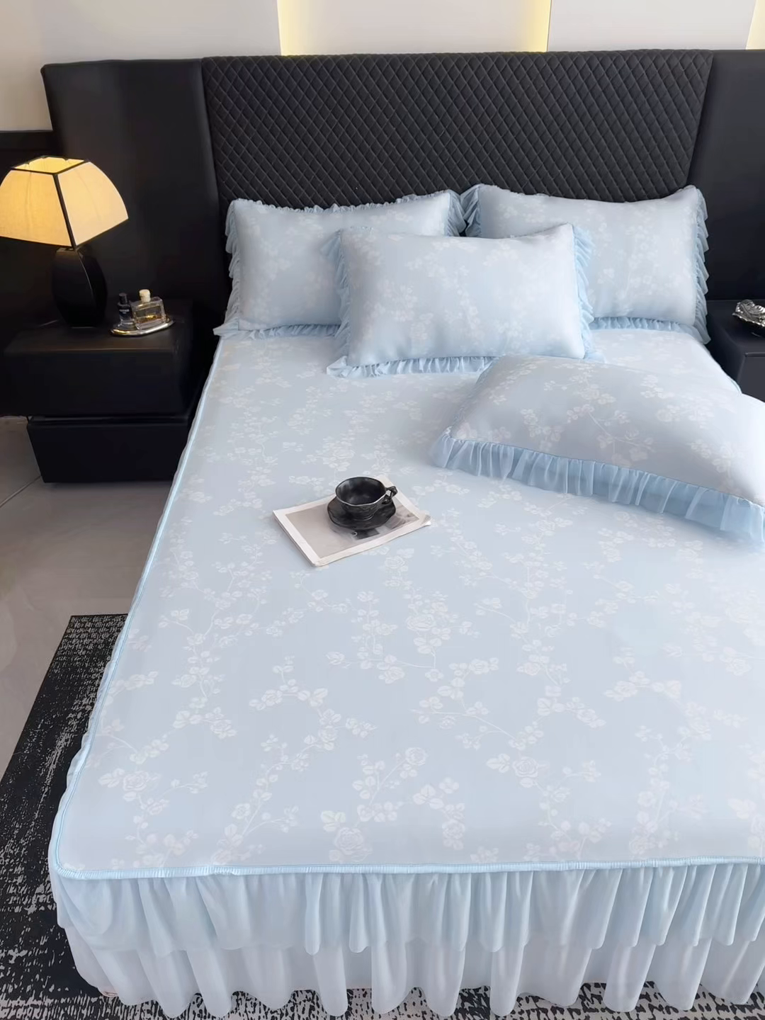 91家纺网 家纺一手货源 找家纺 家之硕家纺 2026春夏新款凉感提花床裙款凉席席子 蔷薇玫瑰--天蓝