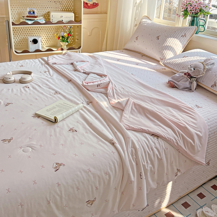 91家纺网 家纺一手货源 找家纺 卡普家居 2026新款A类锦氨凉感印花单床盖凉席 奶粉修勾