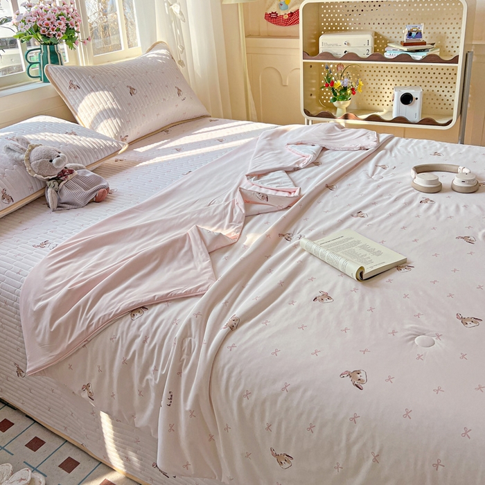 91家纺网 家纺一手货源 找家纺 卡普家居 2026新款A类锦氨凉感印花单床盖凉席 奶粉修勾