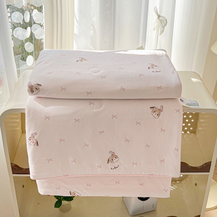 91家纺网 家纺一手货源 找家纺 卡普家居 2026新款A类锦氨凉感印花单床盖凉席 奶粉修勾