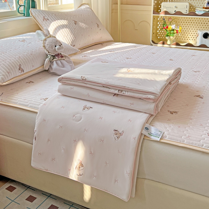 91家纺网 家纺一手货源 找家纺 卡普家居 2026新款A类锦氨凉感印花单床盖凉席 奶粉修勾