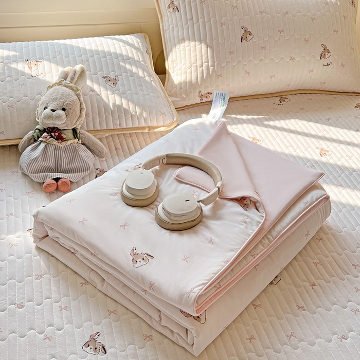 91家纺网 家纺一手货源 找家纺 卡普家居 2026新款A类锦氨凉感印花单床盖凉席 奶粉修勾