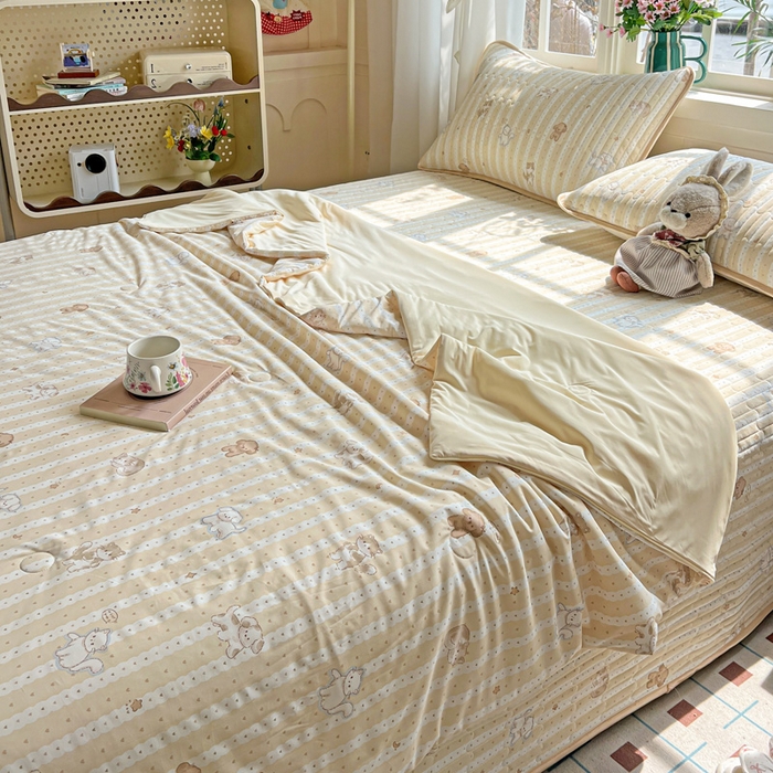 91家纺网 家纺一手货源 找家纺 卡普家居 2026新款A类锦氨凉感印花单床盖凉席 奶黄泰迪