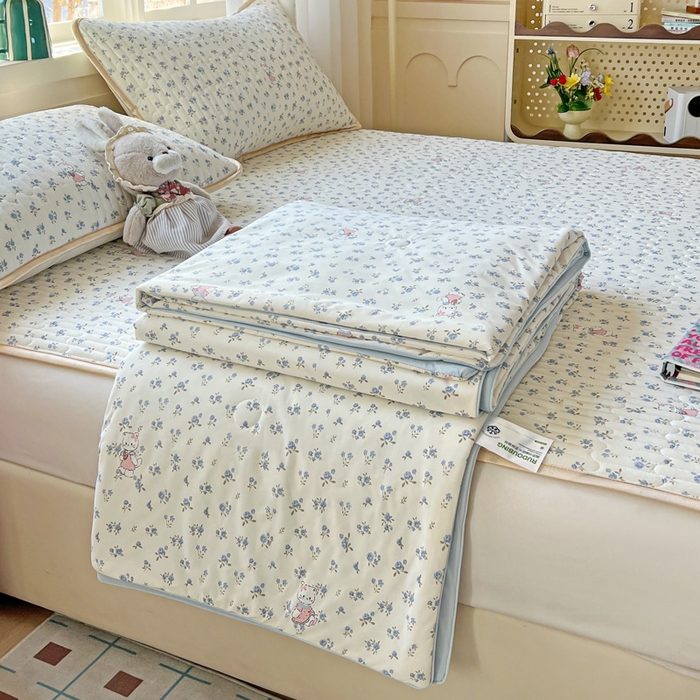 91家纺网 家纺一手货源 找家纺 卡普家居 2026新款A类锦氨凉感印花单床盖凉席 奶油兰花束