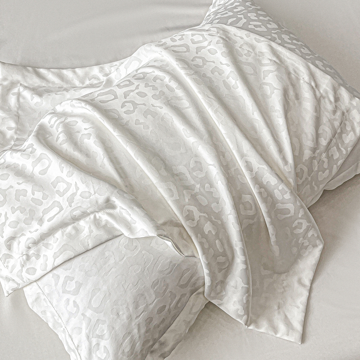 91家纺网 家纺一手货源 找家纺 你好美丽 2026新款豹纹水洗真丝提花简约暗合四件套 豹纹·白