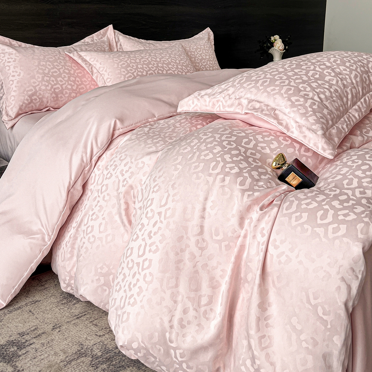 91家纺网 家纺一手货源 找家纺 你好美丽 2026新款豹纹水洗真丝提花简约暗合四件套 豹纹·粉