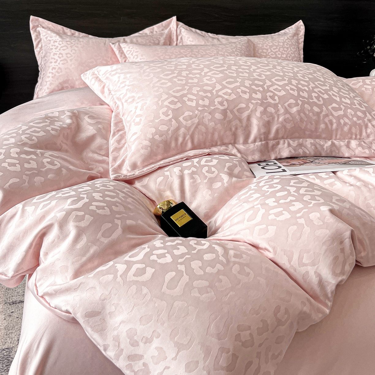 91家纺网 家纺一手货源 找家纺 你好美丽 2026新款豹纹水洗真丝提花简约暗合四件套 豹纹·粉