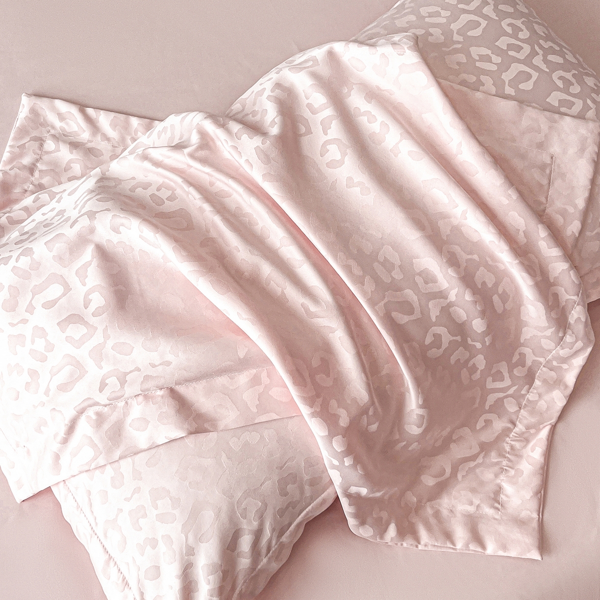 91家纺网 家纺一手货源 找家纺 你好美丽 2026新款豹纹水洗真丝提花简约暗合四件套 豹纹·粉