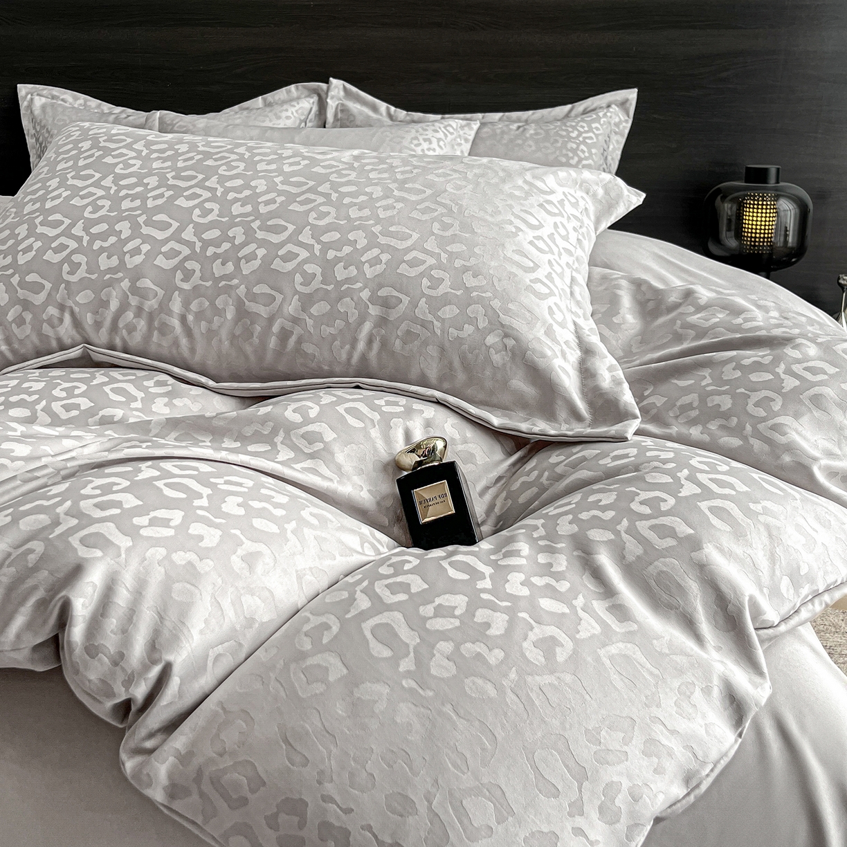 91家纺网 家纺一手货源 找家纺 你好美丽 2026新款豹纹水洗真丝提花简约暗合四件套 豹纹·灰