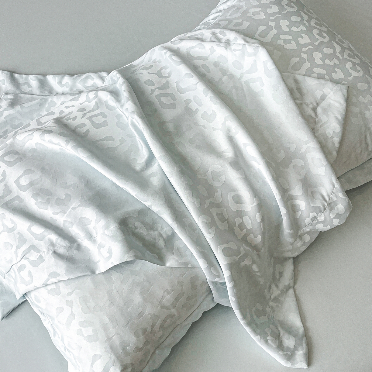 91家纺网 家纺一手货源 找家纺 你好美丽 2026新款豹纹水洗真丝提花简约暗合四件套 豹纹·蓝