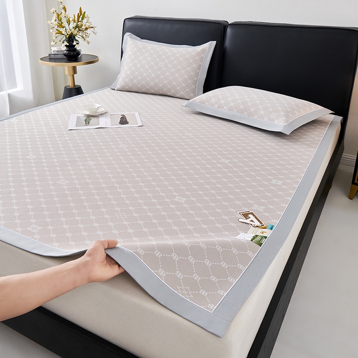 91家纺网 家纺一手货源 找家纺 小牛席业 2026新款加厚款碳光凉感印花冰丝席凉席席子 花间集