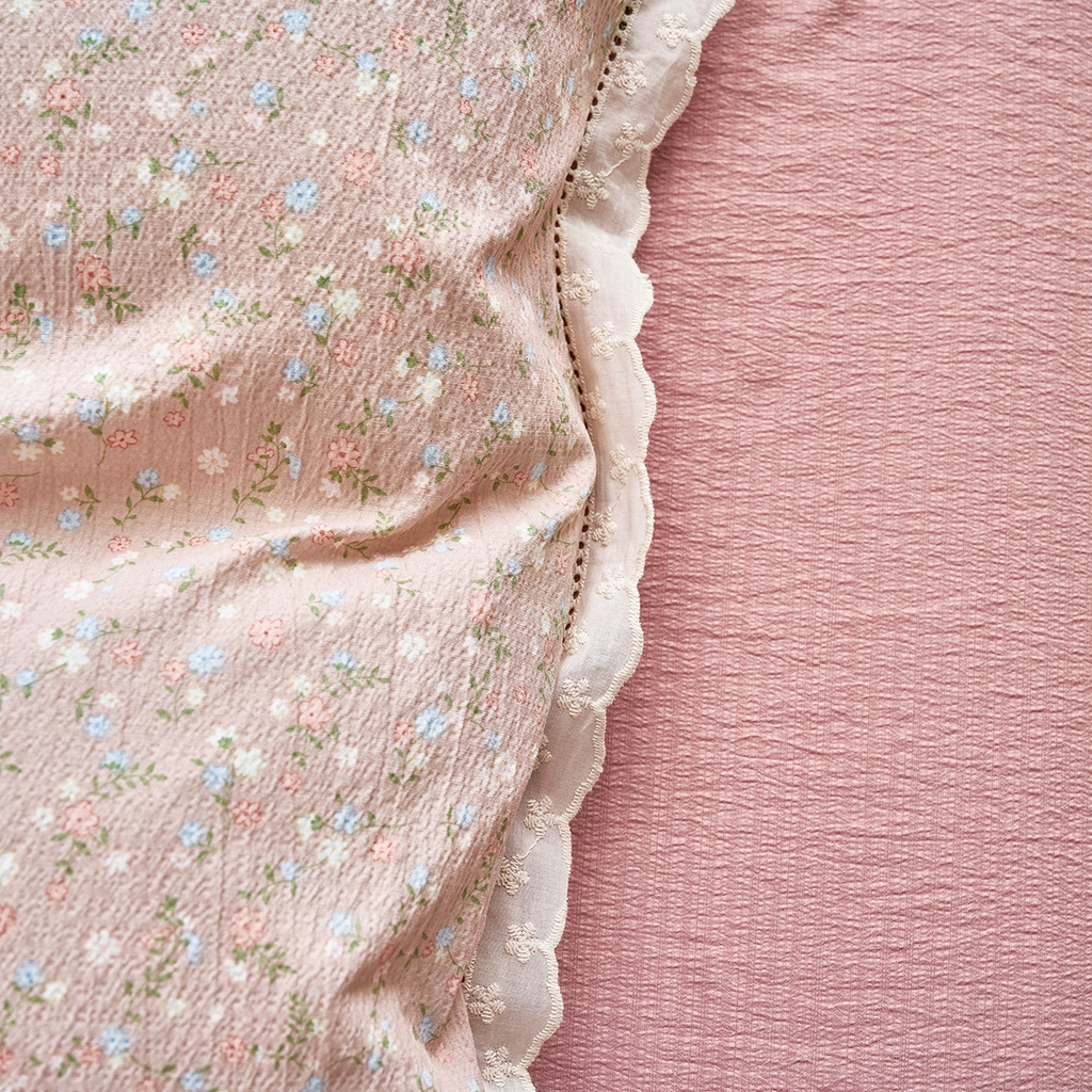 91家纺网 家纺一手货源 找家纺 钰锦珀家纺 2026春夏新款云感皱皱纱镂空花边三件套四件套 浮生若梦