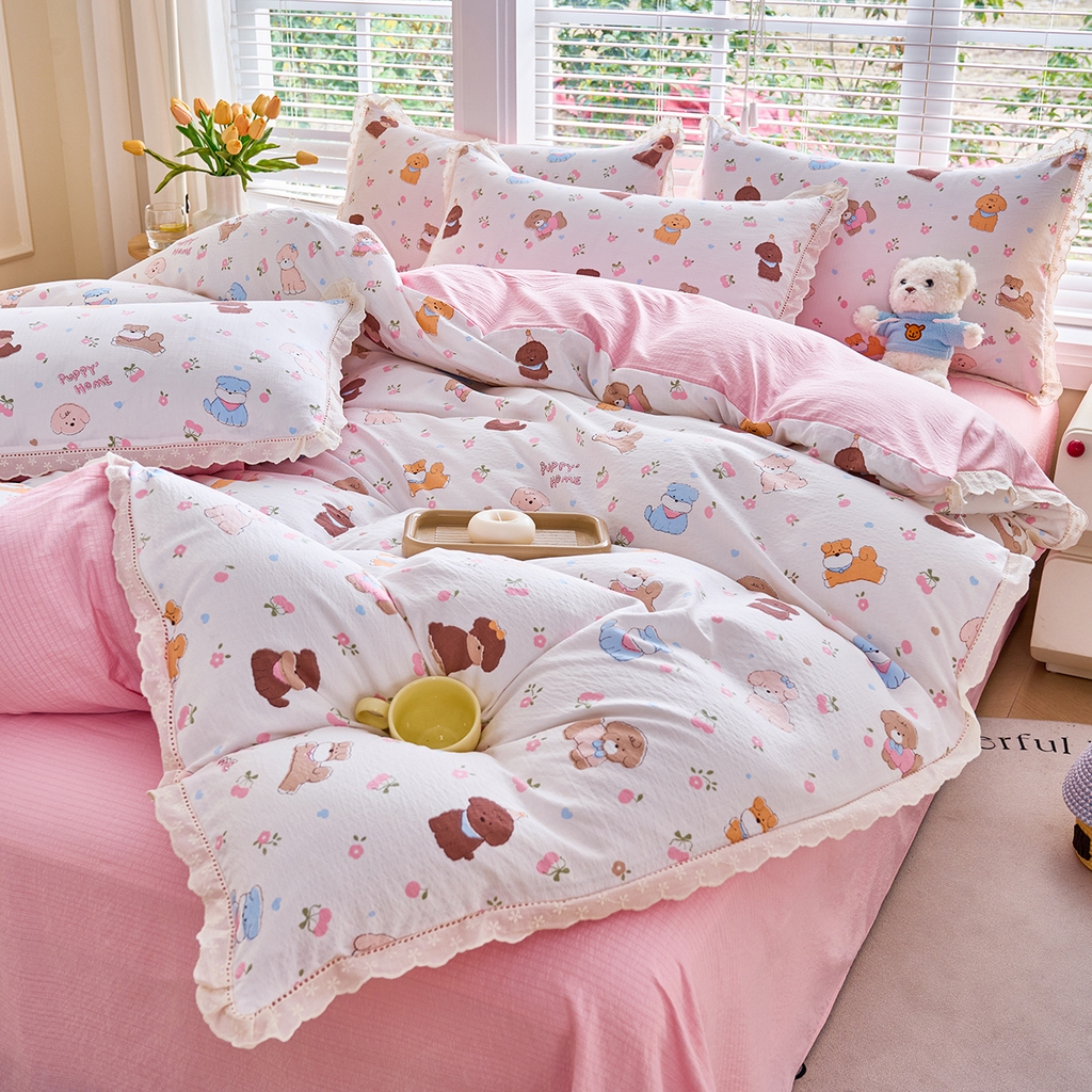 91家纺网 家纺一手货源 找家纺 钰锦珀家纺 2026春夏新款云感皱皱纱镂空花边三件套四件套 狗狗派对