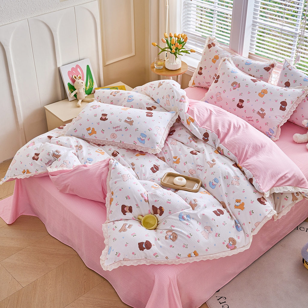 91家纺网 家纺一手货源 找家纺 钰锦珀家纺 2026春夏新款云感皱皱纱镂空花边三件套四件套 狗狗派对