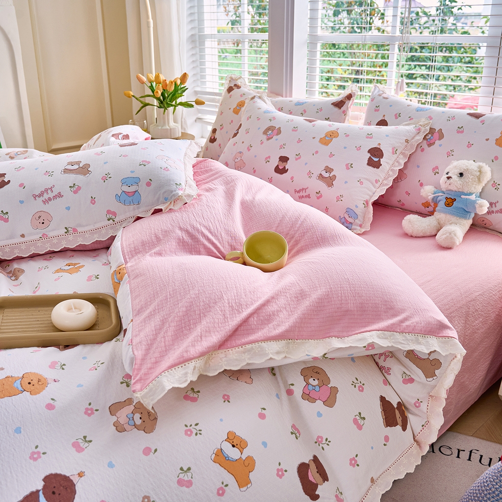 91家纺网 家纺一手货源 找家纺 钰锦珀家纺 2026春夏新款云感皱皱纱镂空花边三件套四件套 狗狗派对