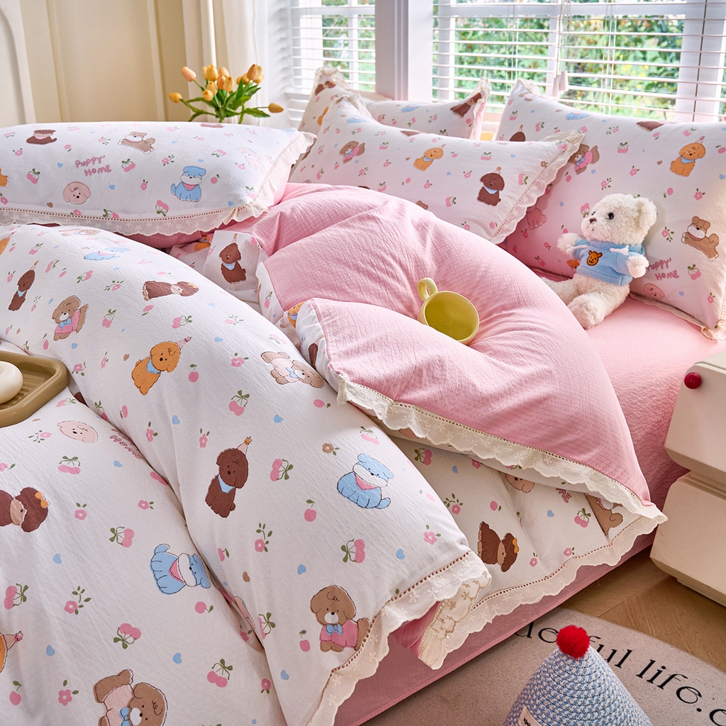 91家纺网 家纺一手货源 找家纺 钰锦珀家纺 2026春夏新款云感皱皱纱镂空花边三件套四件套 狗狗派对