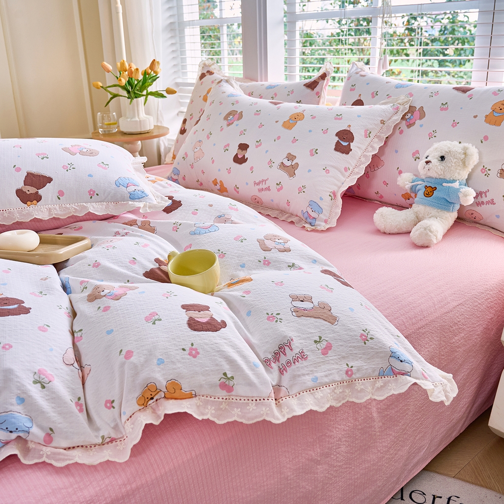 91家纺网 家纺一手货源 找家纺 钰锦珀家纺 2026春夏新款云感皱皱纱镂空花边三件套四件套 狗狗派对