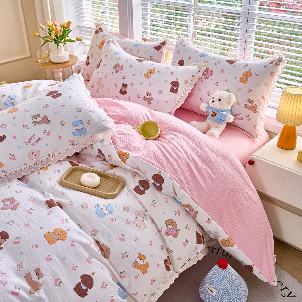 91家纺网 家纺一手货源 找家纺 钰锦珀家纺 2026春夏新款云感皱皱纱镂空花边三件套四件套 狗狗派对