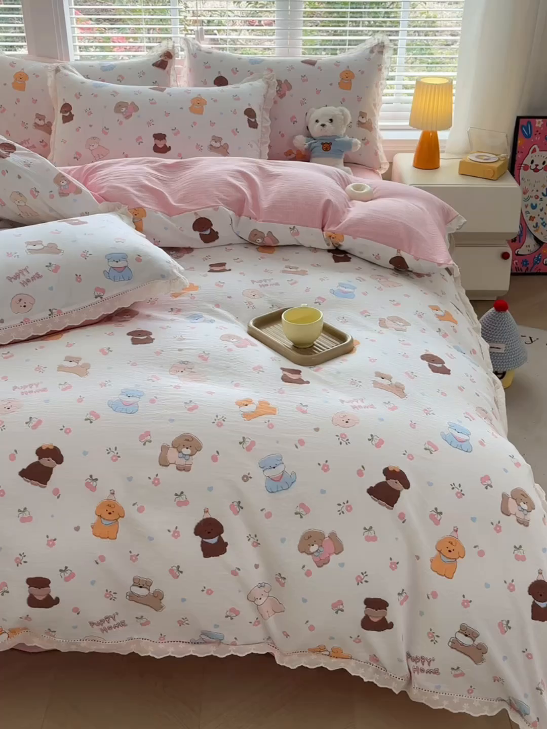 91家纺网 家纺一手货源 找家纺 钰锦珀家纺 2026春夏新款云感皱皱纱镂空花边三件套四件套 狗狗派对