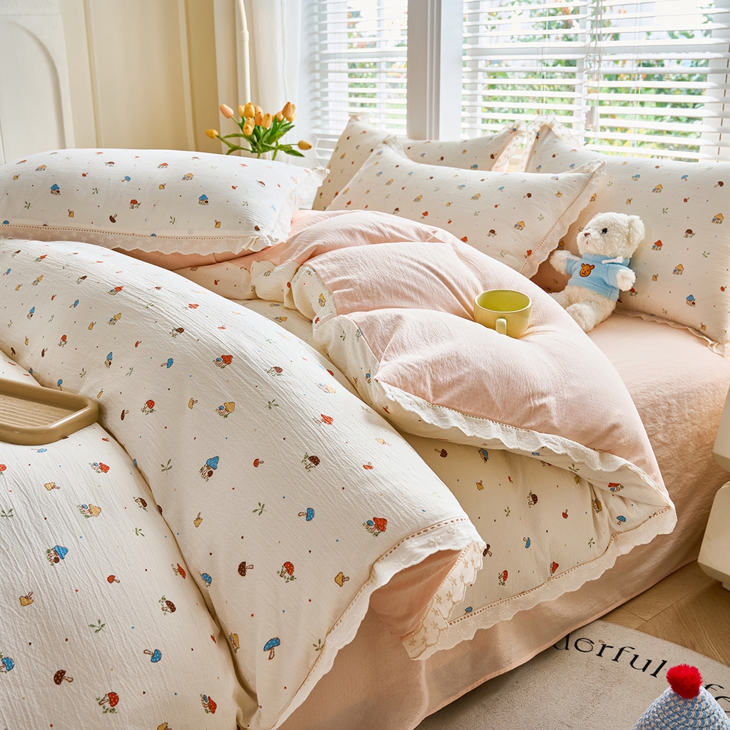 91家纺网 家纺一手货源 找家纺 钰锦珀家纺 2026春夏新款云感皱皱纱镂空花边三件套四件套 奶油蘑菇