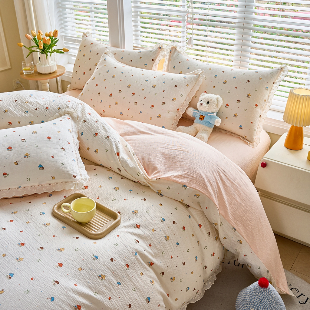 91家纺网 家纺一手货源 找家纺 钰锦珀家纺 2026春夏新款云感皱皱纱镂空花边三件套四件套 奶油蘑菇