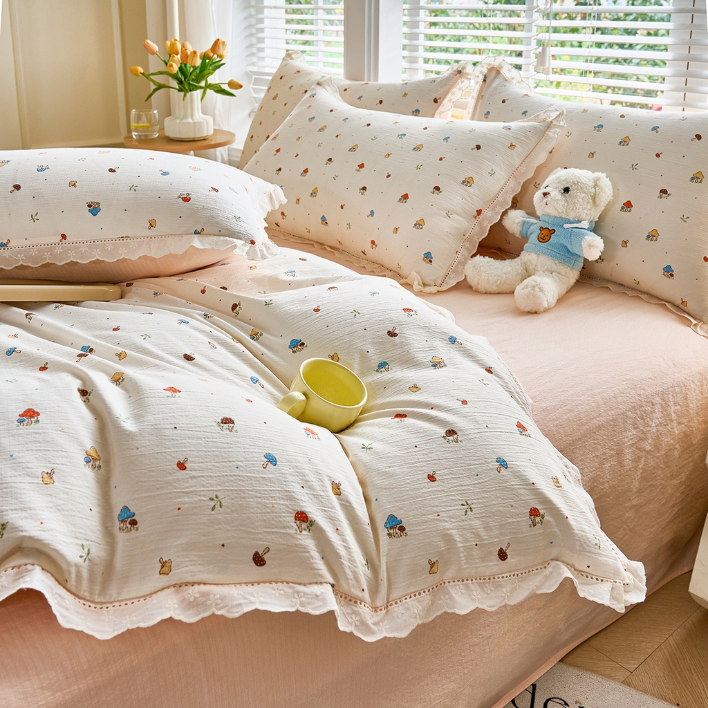 91家纺网 家纺一手货源 找家纺 钰锦珀家纺 2026春夏新款云感皱皱纱镂空花边三件套四件套 奶油蘑菇