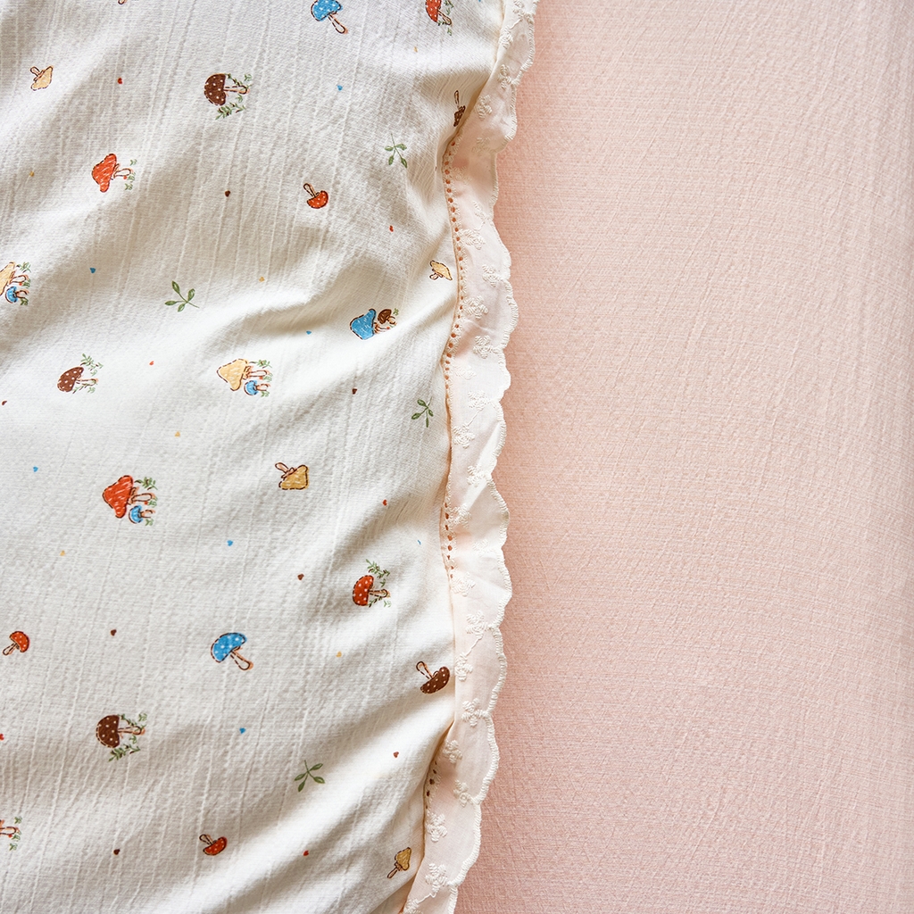 91家纺网 家纺一手货源 找家纺 钰锦珀家纺 2026春夏新款云感皱皱纱镂空花边三件套四件套 奶油蘑菇