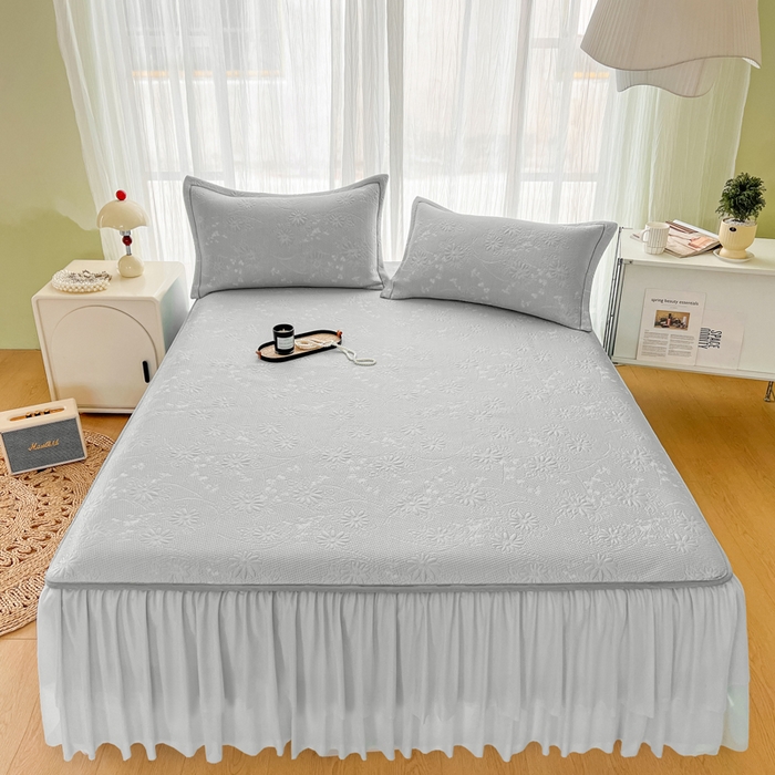 91家纺网 家纺一手货源 找家纺 库里梦家纺 2026新款高克重复合蕾丝花边PE高分子凉席-床裙款 素瑾-灰色