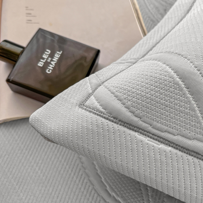 91家纺网 家纺一手货源 找家纺 库里梦家纺 2026新款高克重复合蕾丝花边PE高分子凉席-床裙款 芳菲-灰色