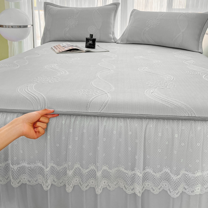 91家纺网 家纺一手货源 找家纺 库里梦家纺 2026新款高克重复合蕾丝花边PE高分子凉席-床裙款 芳菲-灰色