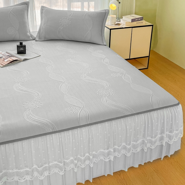 91家纺网 家纺一手货源 找家纺 库里梦家纺 2026新款高克重复合蕾丝花边PE高分子凉席-床裙款 芳菲-灰色