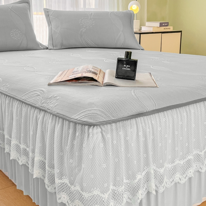 91家纺网 家纺一手货源 找家纺 库里梦家纺 2026新款高克重复合蕾丝花边PE高分子凉席-床裙款 芳菲-灰色